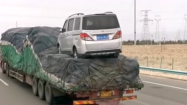 面包车司机为了省几百块拖车费,直接搭上百万豪车,看着都为他担心!