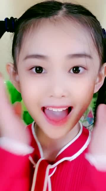 童模宋小睿双马尾露出俏皮笑容,笑起来的那一刻太美了,心动了!