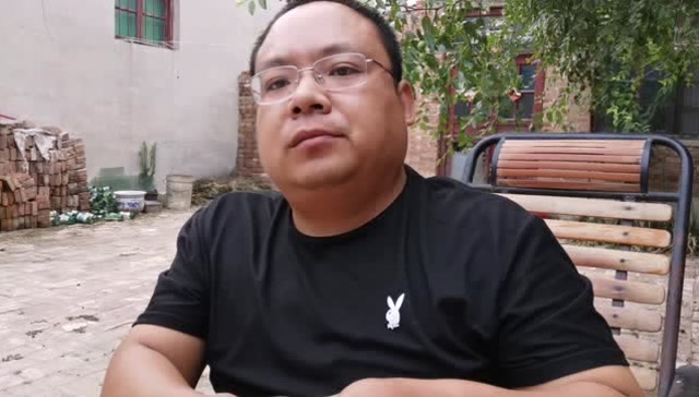 农村大伟吃晚饭,葱油饼吃洋葱夹猪头肉再喝2两小酒,这小生活太滋了!