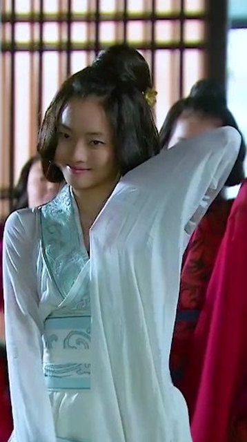 听说刘芊含最近很火今天她来了