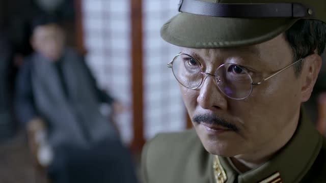 为了抓捕特务,男子与日本机关长接头,用简单的方法等待他的出现!