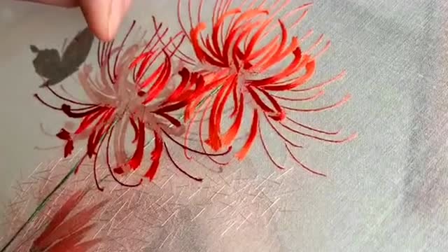 学生刺绣的彼岸花,看上去就和真的没什么区别,实在是太逼真了!