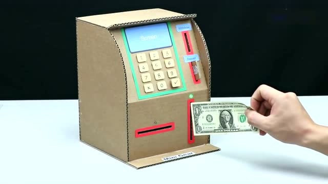 小哥用纸板制作插卡功能的取款机,这动手能力真强
