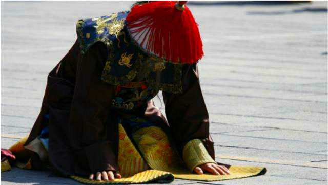 清朝臣子下跪前先要拍两下袖子,他们为何要这样行礼,你知道吗?