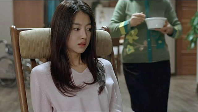 女孩租了间公寓,发现对面楼每晚10点集体关灯,每次关灯都会有人死掉