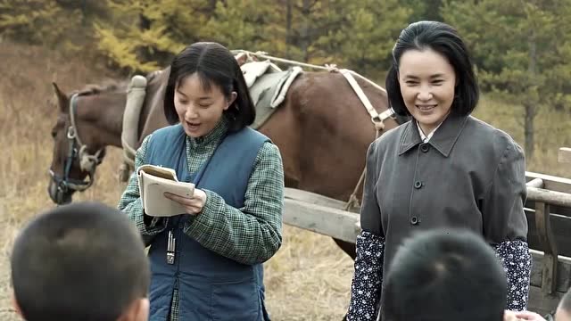 最美的青春:吴改花把蘑菇倒进车里,准备回去,但孩子们还想采