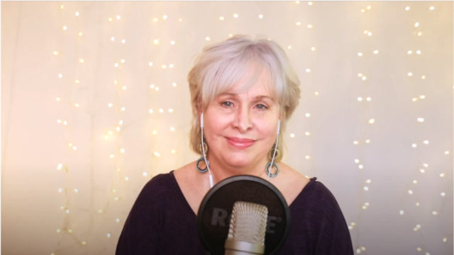 开口跪! 外国大妈翻唱《上海滩》惊艳走红 曾是百老汇专业演员