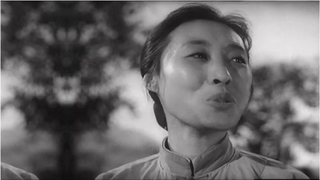 黑白色调电影《丰收之后》,展示村民们丰收之后喜气洋洋的气息