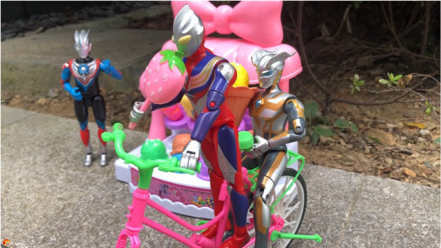 玩具故事:迪迦和赛罗奥特曼骑自行车逛公园,贝利亚趁他们买冰激凌骑走