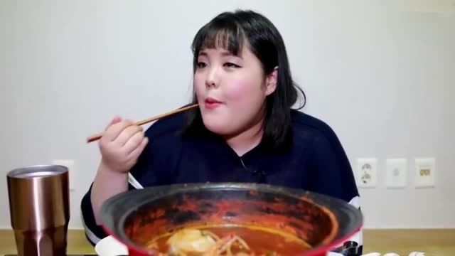 韩国胖妹吃海鲜火锅,第一夹就是又粗又长的章鱼腿,乐得笑呵呵!