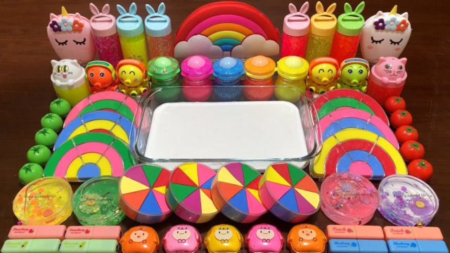 小姐姐玩混泥,一堆成品彩色泥混合,做出漂亮的史莱姆