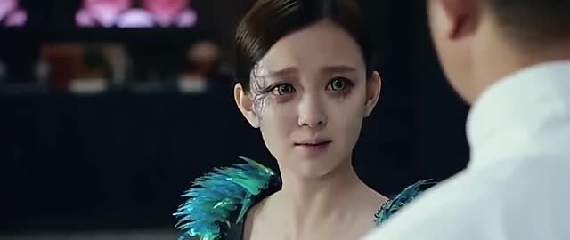 爸爸为了成功将女儿当试验品注射蝶毒,不料女儿成为蛇妖的半成品