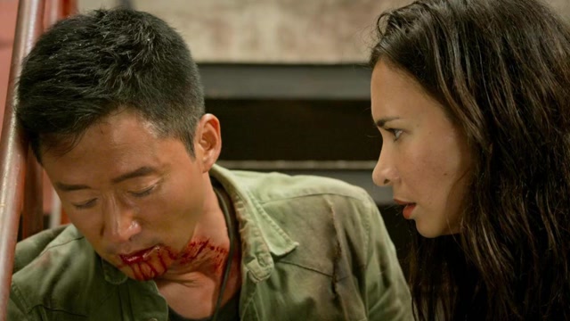 战狼2:冷锋遭男子排斥,得知患上拉曼拉病毒,众人的反应很真实!