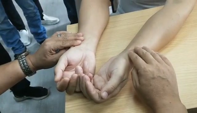 张军脉法针灸一对一指导学员把脉