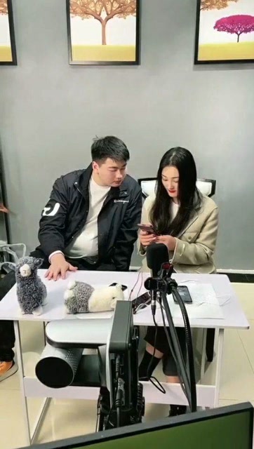 陈亚男朱单伟直播花絮,小伟私下很开朗,很努力的配合媳妇