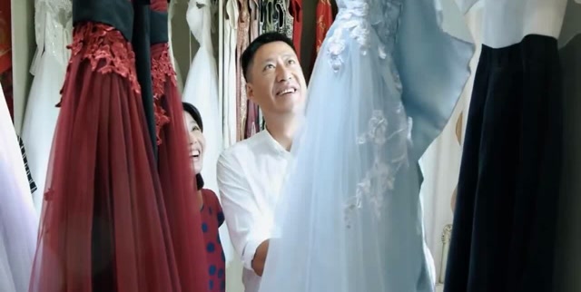 蓝军出击:韩鹏带媳妇儿试婚纱,铁汉也有柔情的一面