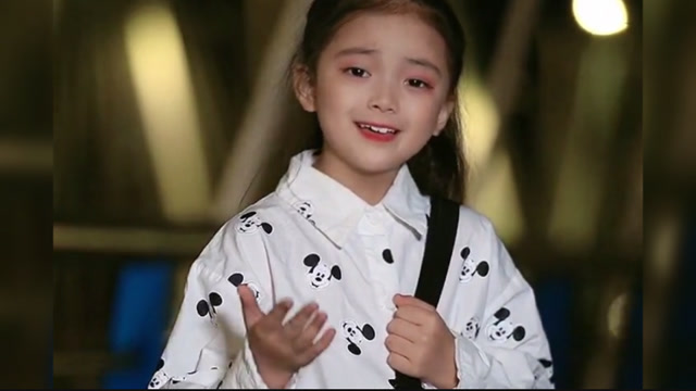 8岁女孩深情翻唱《不过人间》,天使般的面孔和声音,让人百听不厌