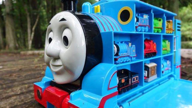 托马斯手提箱和森林中的迷你小火车捉迷藏