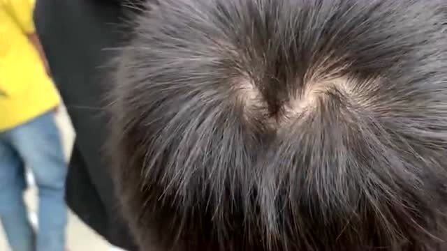 这是我们班的三位大哥,分别是卫生委员体育委员和班长,头上都有两个旋