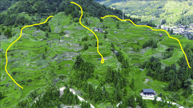 左青龙,右白虎,背靠高山,一个山美水美的的风水宝地.