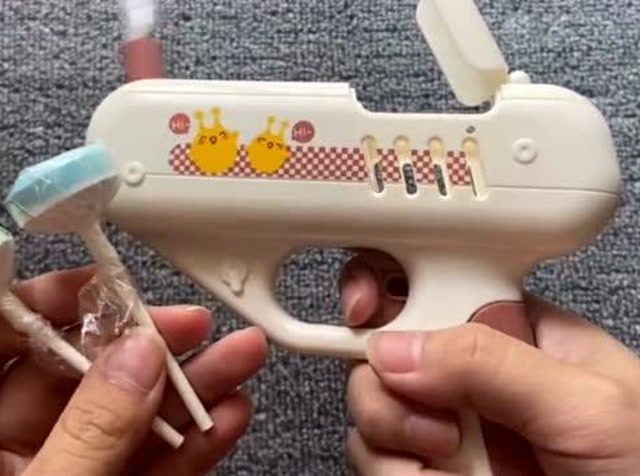 男朋友送的会打出棒棒糖的"枪",是不是你梦想的那种!