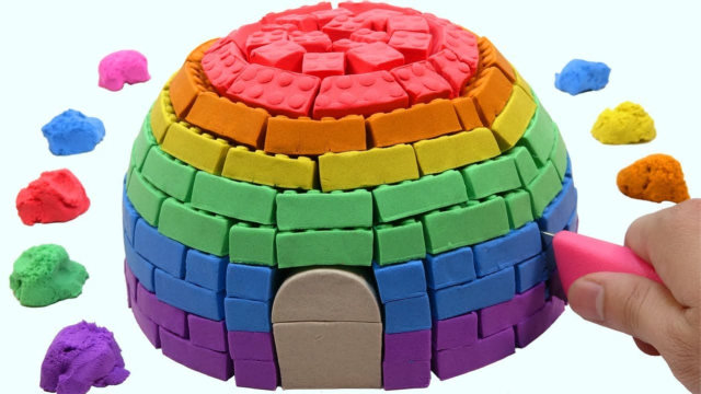牛人创意十足,用太空沙制作彩虹城堡,一刀下去忒治愈了!