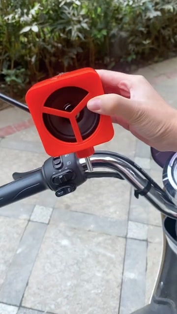 电动车装上这个迷你蓝牙音箱听歌接电话都很方便
