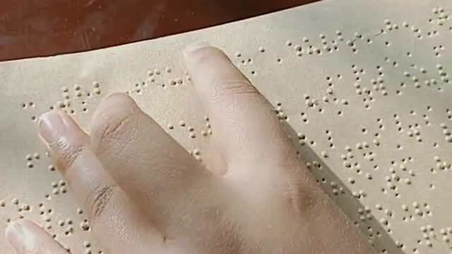 盲人原来是这样写字的,用手触摸纹路,就能用另一只手雕刻出来!