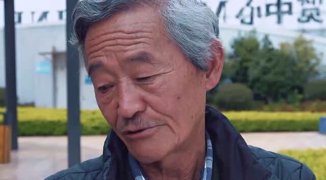 陈翔六点半:妹大爷下象棋没输过,蘑菇头用手机完败妹大爷