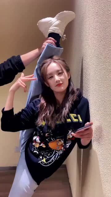 李一桐的一字马还需要别人帮忙这也太逊了吧