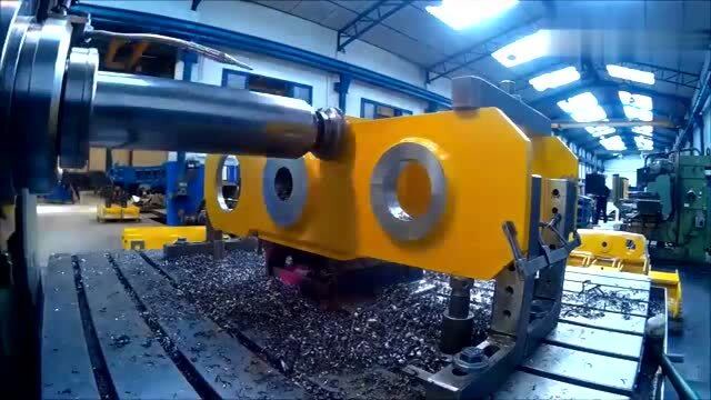 工厂操作机械加工摇臂,这工作量,8000一个月你愿意吗?