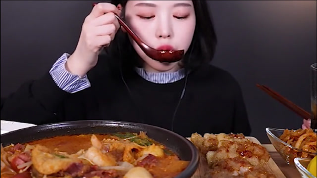 韩国美女吃播吃火锅!果然都是土豪,牛肉 羊肉火锅这吃法我馋了!