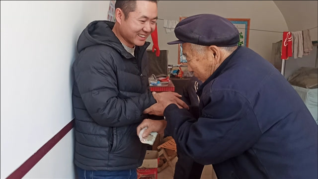农村人提前送礼看老人,给孩子的"压岁钱",该不该收