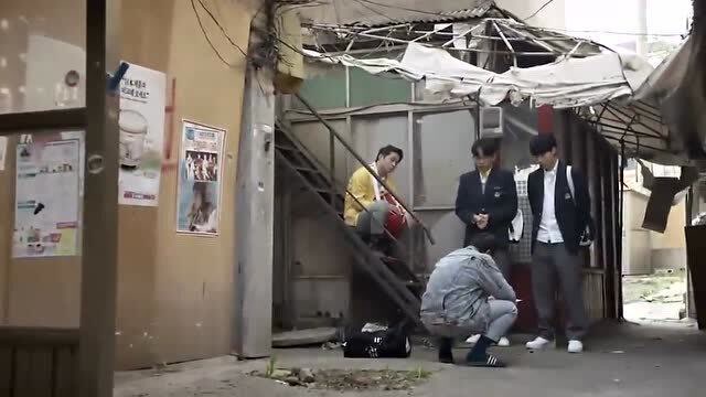 1988年的街头混混抢劫都要对暗号?可怜的狗焕就这样叫出来鞋子