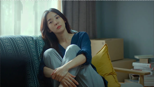 zkaaai的流行情歌《蓝色灰色》,声音很独特,很好听