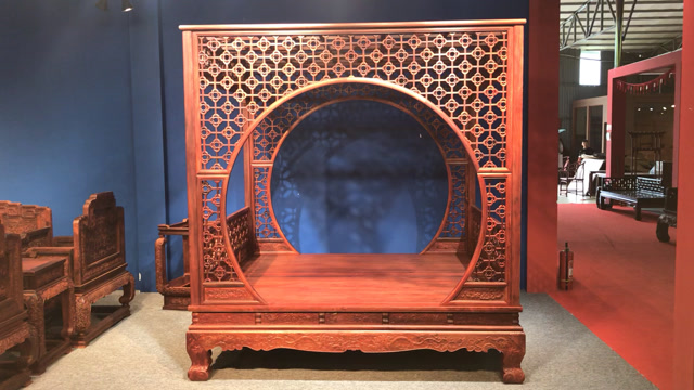 紫檀梅花架子床,双月洞门设计,明清古典红木床,赞比亚血檀制作