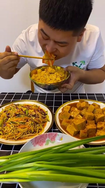 东北富二代吃饭也好这一口,桌子上少不了大葱,难道吃大餐会上瘾