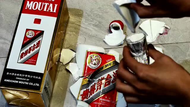 熊孩子摔烂外公的茅台酒,家长的第一反应就是能救一点是一点,流着泪