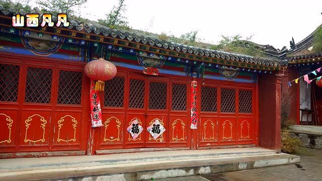 小伙在山西的大山里,发现一座蛇仙庙,供奉蛇仙不奇怪,竟然还供奉