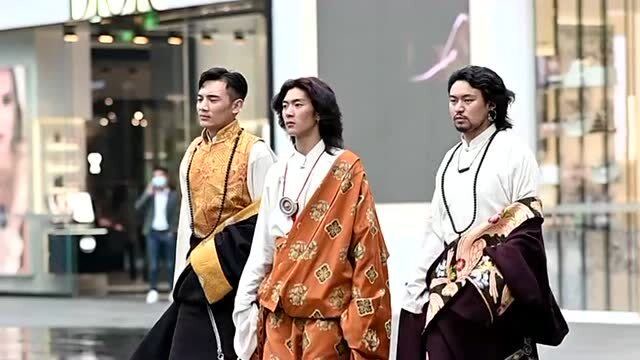 康巴汉子炸街太古里,个个都超级有男人味,你喜欢他们的造型吗?