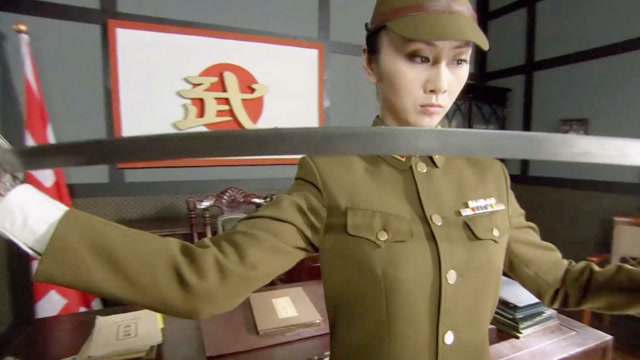 女鬼子任务失败,拿手下出气,4个武士成了活靶子