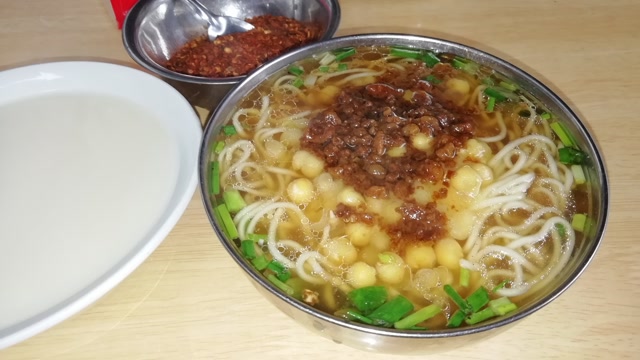 四川叙永县当地人非常喜欢的早餐豆汤面,豆酥汤香