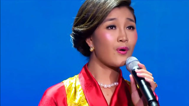 降央卓玛演唱《爱江山更爱美人》,独特的女中音,听着令人陶醉!
