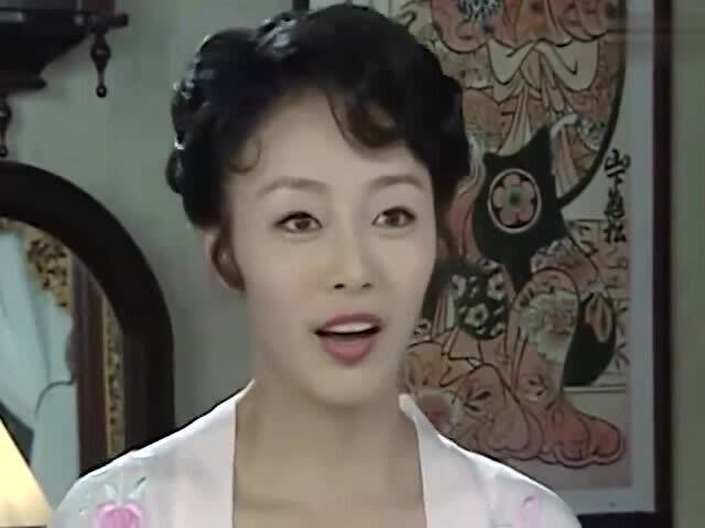 风雨雕花楼:少爷看到鬼子欺负姑娘,一脚踢开女鬼子房门,拿她撒气!