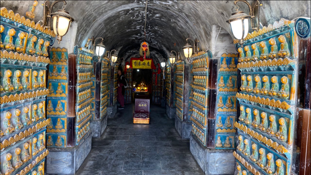 五台山南台顶,有一个神奇的文殊古洞,走进去真是千奇百怪,快来看看吧