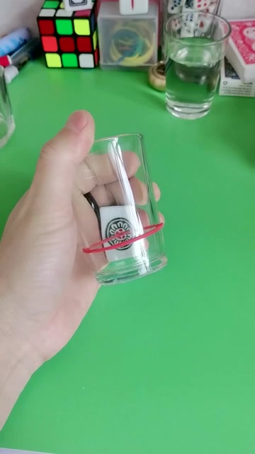魔术揭秘为什么麻将可以穿玻璃杯你学会了吗