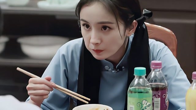 杨幂吃饭,被食堂大爷夸漂亮-还想吃啥?大爷给你加!太豪横了!