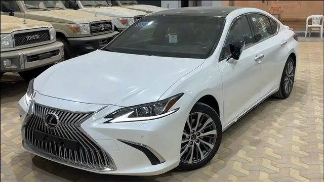 2021款雷克萨斯es350入库实拍,颜值配置真不赖,还想宝马5系吗