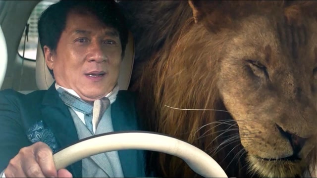 功夫瑜伽:成龙与狮子街头玩飙车,原来狮子也会晕车,吐了一地