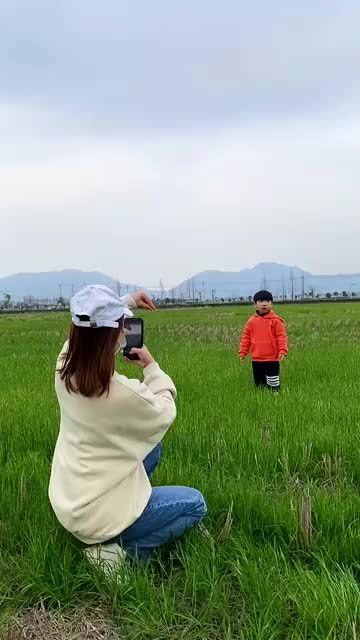 带孩子出去玩,可以拍张这样的创意照片,也太可爱了!